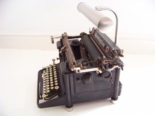 la macchina da scrivere che diventa lampada di katie thompson